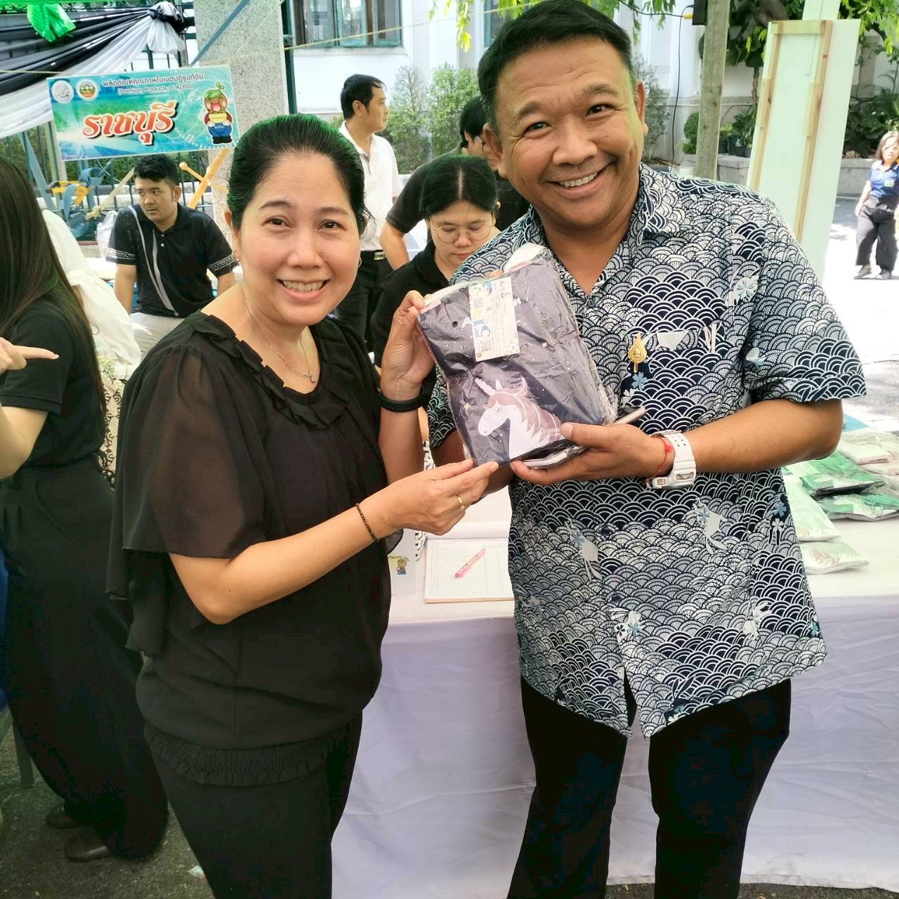 title - คณะทำงานฝ่ายติดตามประเมินผลการจัดงาน วันคล้ายวันสถาปนาสำนักงานการปฏิรูปที่ดินเพื่อเกษตรกรรม (ส.ป.ก.) ครบรอบ 51 ปี เปิดตั้งจุดให้ผู้ร่วมงานได้ร่วมสนุก เล่นเกมส์ และตอบแบบประเมินผลการจัดงาน ผ่านระบบออนไลน์